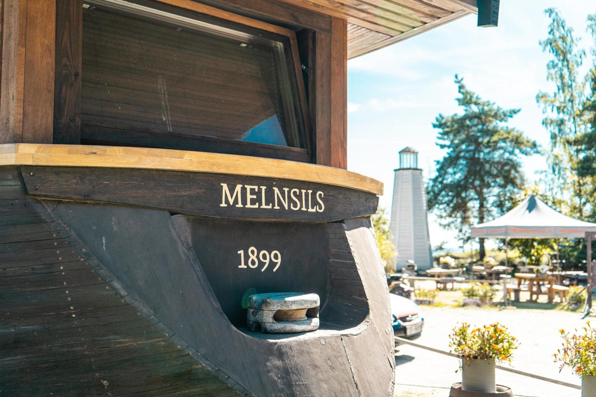 Hotel Viesu Nams Melnsils Zewnętrze zdjęcie